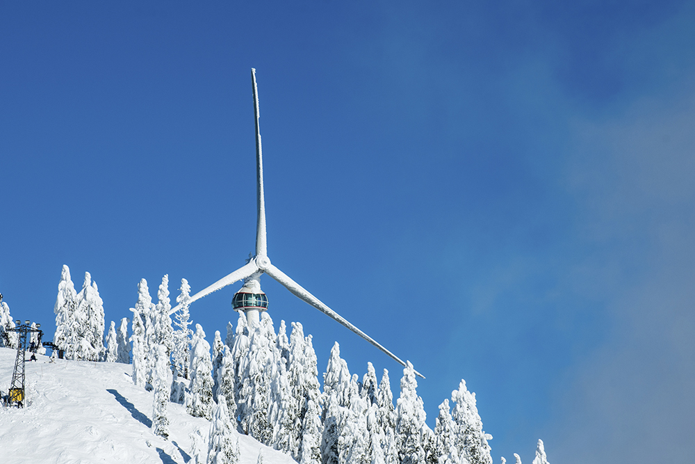 Windenergieanlage in winterlichen Gefilden
